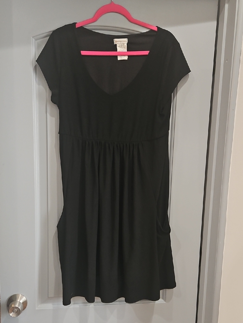 Monroe & Main Black Short Sleeve V-Neck Mini Dress With Pockets